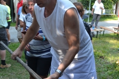 Bäcker holt die Brote aus dem Ofen