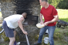 Brotbacken-im-Steinbackofen_035