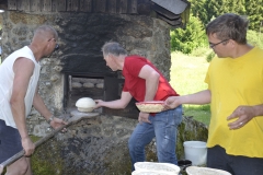 Brotbacken-im-Steinbackofen_038