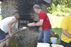 Brotbacken-im-Steinbackofen_039