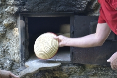 Brotbacken-im-Steinbackofen_040