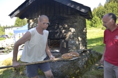Brotbacken-im-Steinbackofen_051