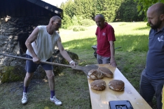 Brotbacken-im-Steinbackofen_052