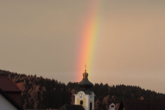Regenbogen-über-der-Pfarrkirche_01